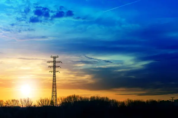 아름 다운 하늘 배경으로 고전압 전기 타워의 실루엣 — 스톡 사진