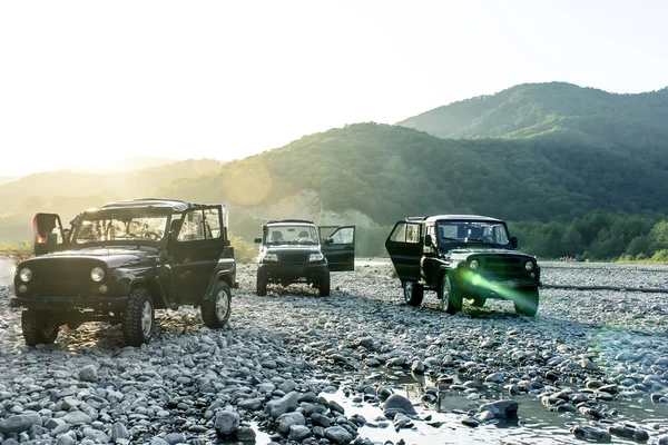 Concepto Viaje Con Gran Coche 4X4 Contra Atardecer Las Montañas —  Fotos de Stock