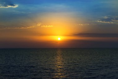 Denizde güzel gün batımı. Yaz arka plan.