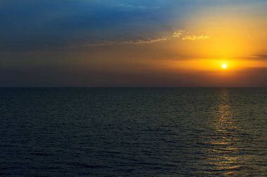 Denizde güzel gün batımı. Yaz arka plan.