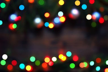 Koyu arka plan üzerinde Noel bokeh daire ışıkları