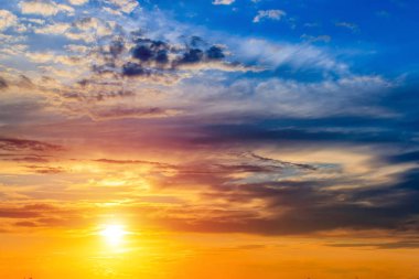 günbatımı dramatik gökyüzü bulutlar.