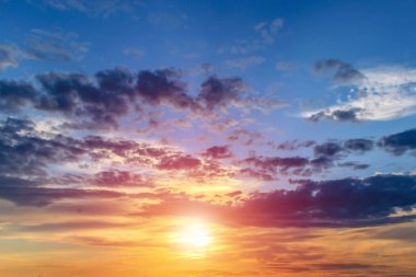 günbatımı dramatik gökyüzü bulutlar.