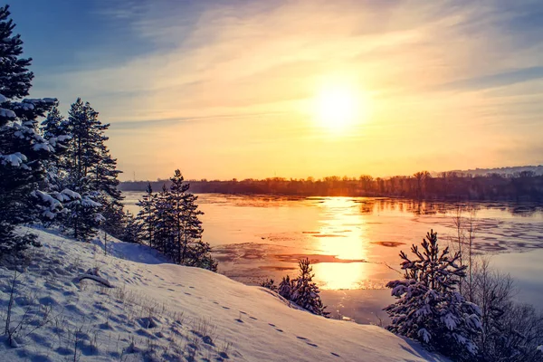 Sonnenuntergang Winter Schnee Natur Fluss Horizont Landschaft. Winter Schnee Wald Fluss Sonnenuntergang Blick. Sonnenuntergang Winter Fluss Schnee. — Stockfoto