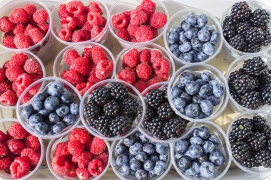 Yaban mersini çilek ve ahududu plastik bardak.