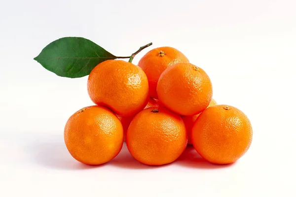 Moget Mandarin Med Ett Blad Som Isolerade Över Vit Bakgrund — Stockfoto