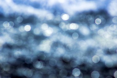 Mavi arka plan bulanık ve mavi gökyüzü ve bokeh deniz