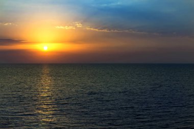 Deniz kenarında okyanus kıyısında egzotik seyahat hedef üzerinde güzel gün batımı. Köpüklü su yüzeyinin altında yaz akşam alacakaranlık aydınlatma.