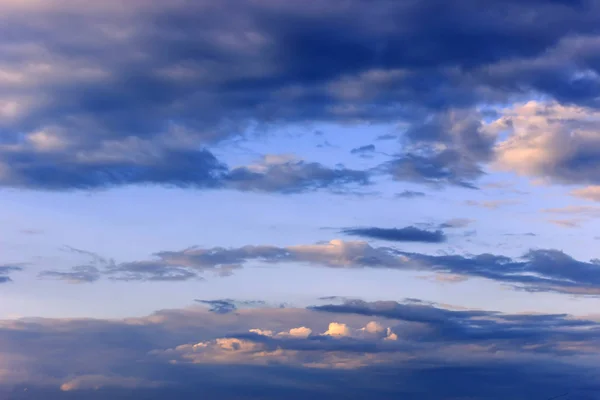 Langit yang indah dengan awan sebelum matahari terbenam. Latar belakang musim panas . — Stok Foto