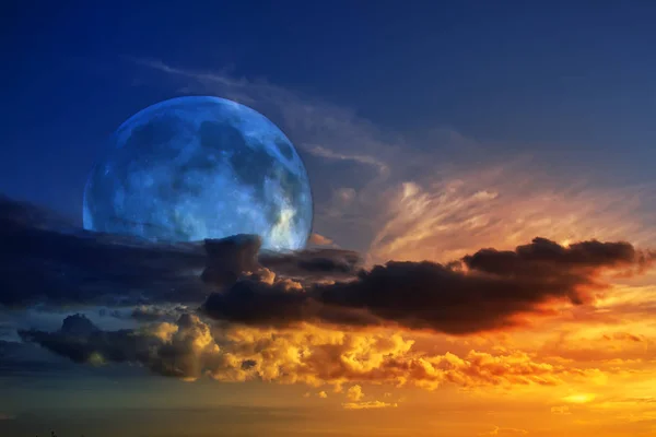 Atardecer rojo y luna. Hermoso atardecer con luna. Fondo de la naturaleza dramática. Cielo lunar y nubes. Fondo de luna llena. Luz en el cielo oscuro. paisaje  . — Foto de Stock