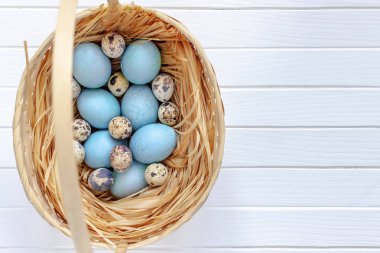 Beyaz ahşap bir masa üzerinde sepet yumurta. Üstten Görünüm.