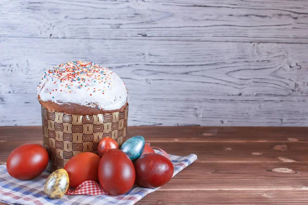 イースター ケーキと卵の木製の背景. — ストック写真