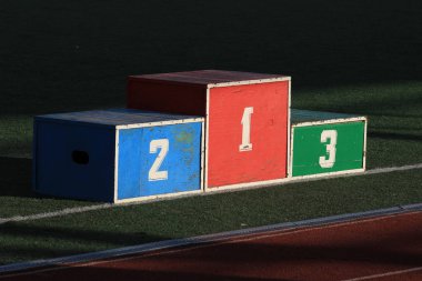 eski çok renkli Spor Ödülleri podyum çimenlerin üzerinde