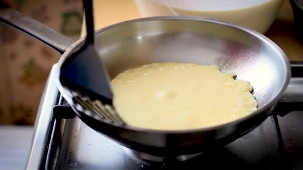 Serpenyőben előmelegített serpenyőben megsütjük palacsinta tésztát spread-ek — Stock videók