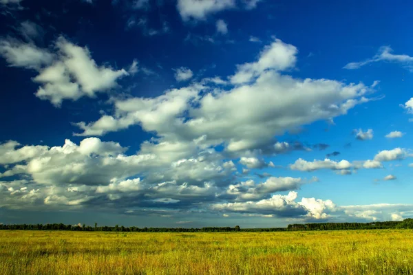 Hermoso paisaje de verano con nubes. Fondo de verano . — Foto de Stock