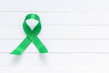 Kireç yeşil şerit beyaz ahşap arka plan üzerinde dünya ruh sağlığı günü.