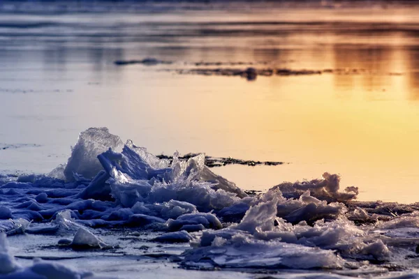 Is på älven under isdrift tänd av den nedgående solen på våren — Stockfoto