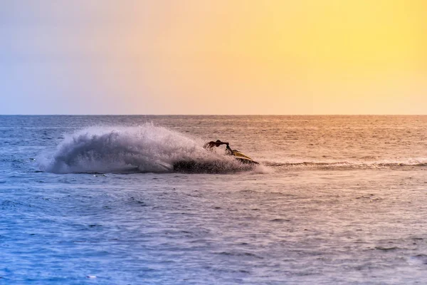 Adam sürücü serbest jet ski yaz gün batımında. — Stok fotoğraf