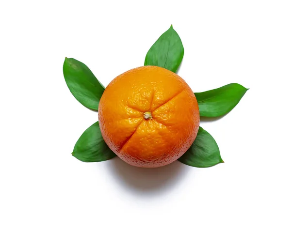 녹색 잎이 흰색 절연 신선한 오렌지 과일. — 스톡 사진