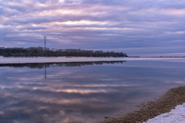 Mooie reflectie van de hemel bij zonsondergang in het water op de rivier. Lente achtergrond. — Stockfoto