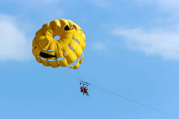 Dos personas se deslizan en paracaídas sobre el fondo del cielo azul. Fondo de verano . — Foto de Stock