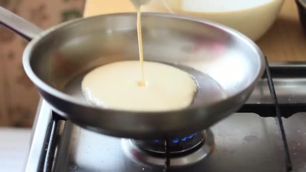 面团在平底锅上传播 炸薯条在预热煎锅中 — 图库视频影像