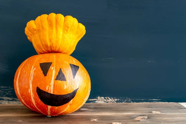 Alter zerknüllter schäbiger Kürbis für den Einsatz in der Großaufnahme für die Halloween-Feiertage. — Stockfoto