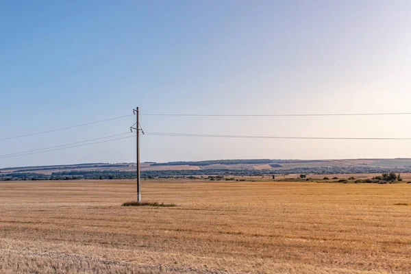 Elektrik direği alanın ortasında duruyor.