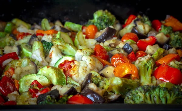 Horneado Verduras-brócoli, pimientos, calabacín, tomates, cebollas, ajo con especias. Ingredientes para preparar guarnición vegetal. Comida vegetariana saludable . — Foto de Stock