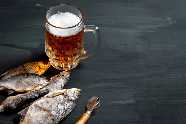 Пиво и сушеная рыба. Русская закуска. Вид сверху . — стоковое фото
