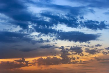 Gün batımında güzel bulutlar ile dramatik güzel gökyüzü.