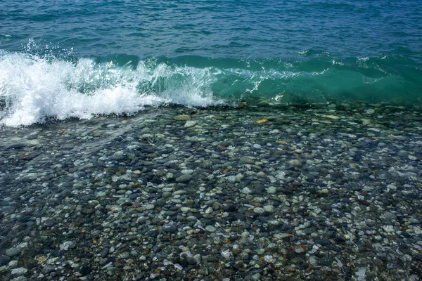 Pedras marinhas e ondas na praia. Fundo de verão . — Fotografia de Stock