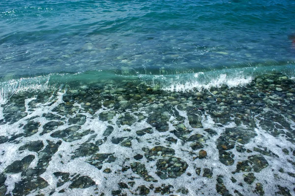 Pedras marinhas e ondas na praia. Fundo de verão . — Fotografia de Stock