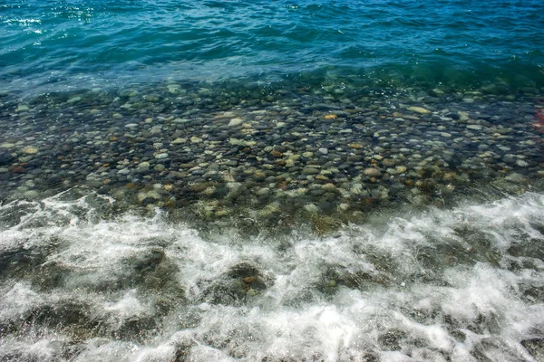 Pedras marinhas e ondas na praia. Fundo de verão . — Fotografia de Stock