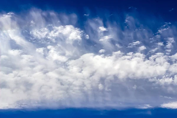 Fantastis putih awan terhadap langit musim panas biru . — Stok Foto