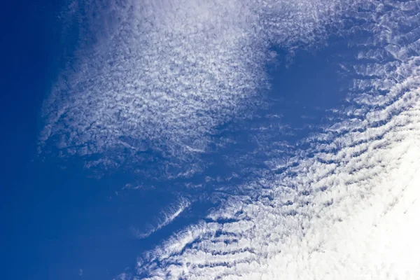 Fantastic white clouds against blue summer sky. — Stock Photo, Image