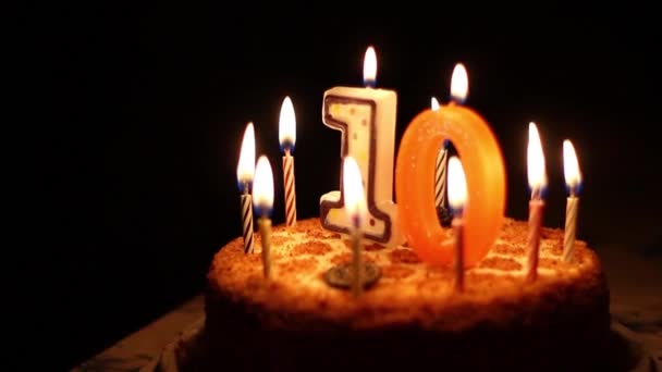 Brandende Kaarsen Taart Tien Jaar Verjaardag — Stockvideo