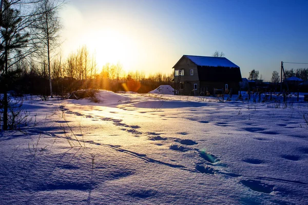 寒い夜に冬の夕日の村。ロシアの冬. — ストック写真