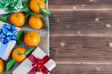 Olgun mandalina, hediye kutusu ve ahşap arka plan üzerinde metin için alan ile Noel kompozisyon, düz yatıyordu.