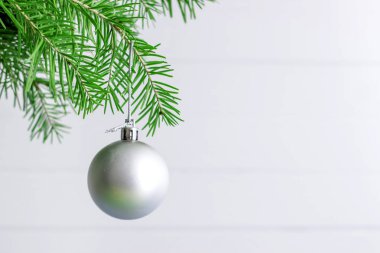 Noel oyuncak ladin dekorasyon beyaz izole bir dalı asılı.