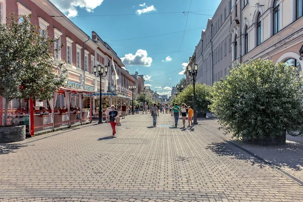 NIZHNY NOVGOROD, RUSSIA - August 12, 2017: Bolshaya Pokrovskaya is a pedestrian street in the center of Nizhny Novgorod, Russia — Stock Photo, Image