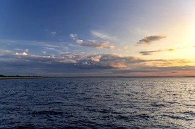 Denizde gün batımında güzel gökyüzü. Doğanın kompozisyonu.