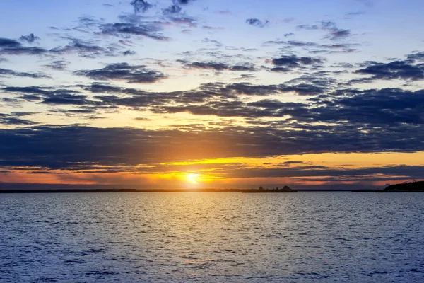 Nydelig himmel ved solnedgang til sjøs. Naturens sammensetning . – stockfoto