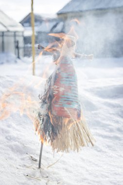 Rusya'da Maslenitsa. Küçük bebek Maslenitsa bir sembolüdür, korkuluk kış sonu ve baharın gelişinin bir sembolü olarak yanıyor.