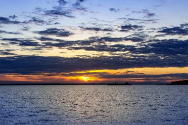 Denizde gün batımında güzel gökyüzü. Doğanın kompozisyonu.