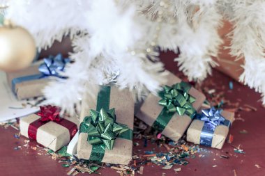 Noel ağacının altında çeşitli Noel hediyeleri.