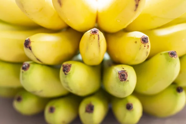 Ramo de plátanos maduros de fondo. Fondo de frutas frescas . — Foto de Stock