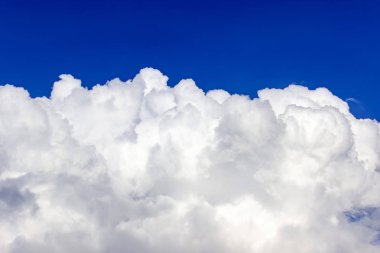 Mavi yaz gökyüzüne karşı fantastik beyaz bulutlar.