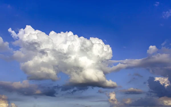 Fantastis putih awan terhadap langit musim panas biru . — Stok Foto