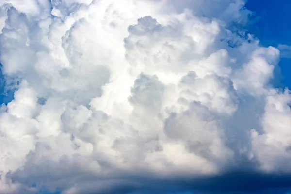 Fantastis putih awan terhadap langit musim panas biru . — Stok Foto